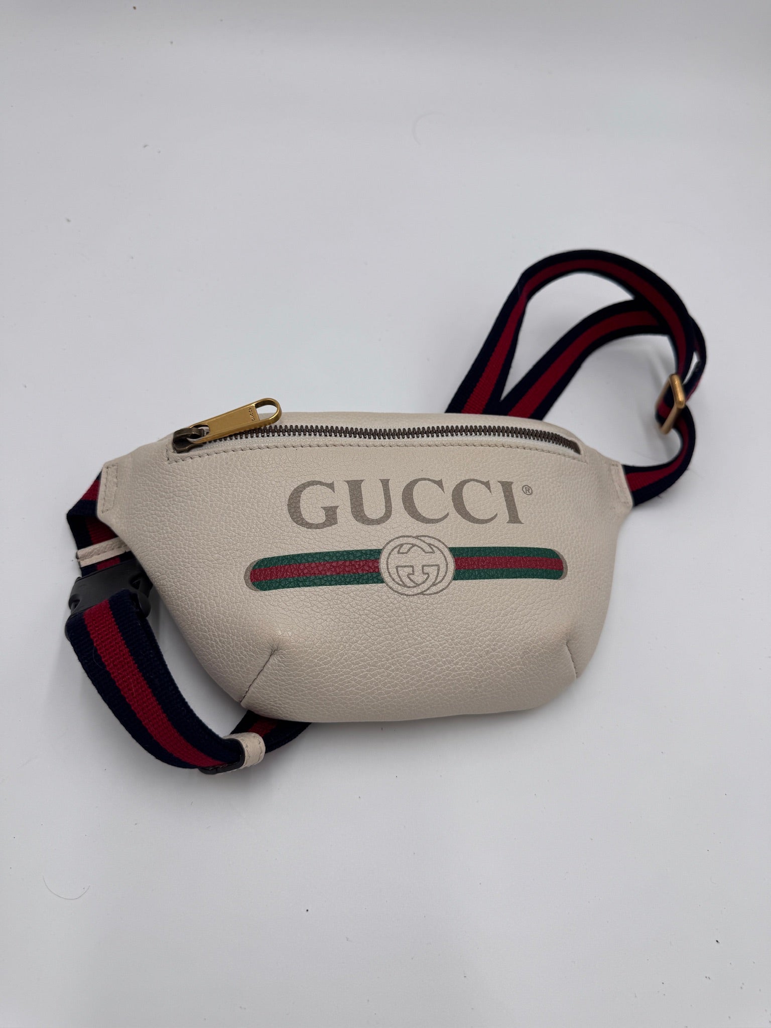 Gesamtansicht der Beige pre-owned Gucci Bauchtasche in Größe Mini.
