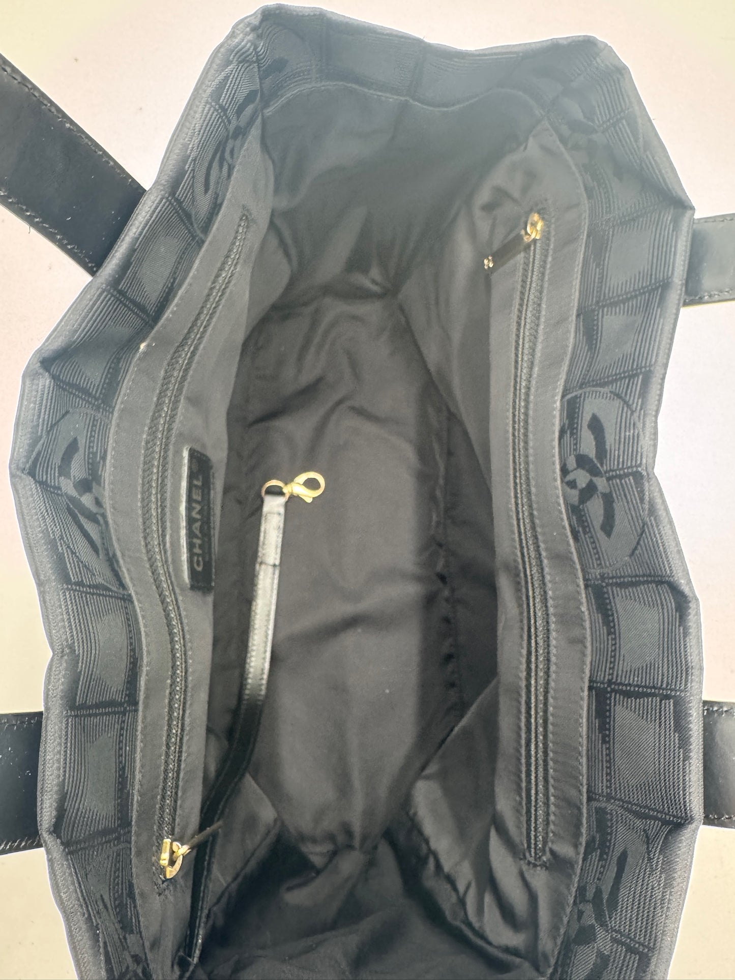 Innenansicht der pre-owned Chanel Shopper Stoff in Schwarz – organisiert und stilvoll.