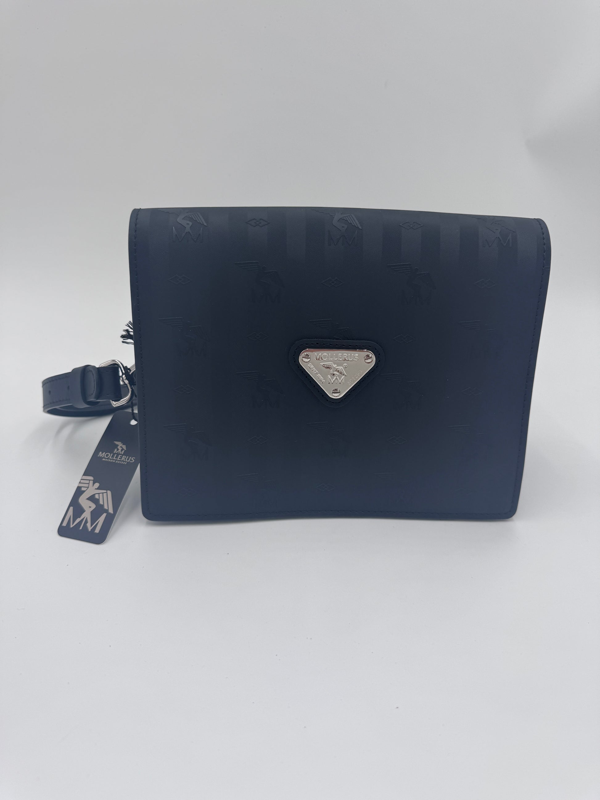 Gesamtansicht der Maison Mollerus Crossbody  Melide aus schwarzem Leder, Klein