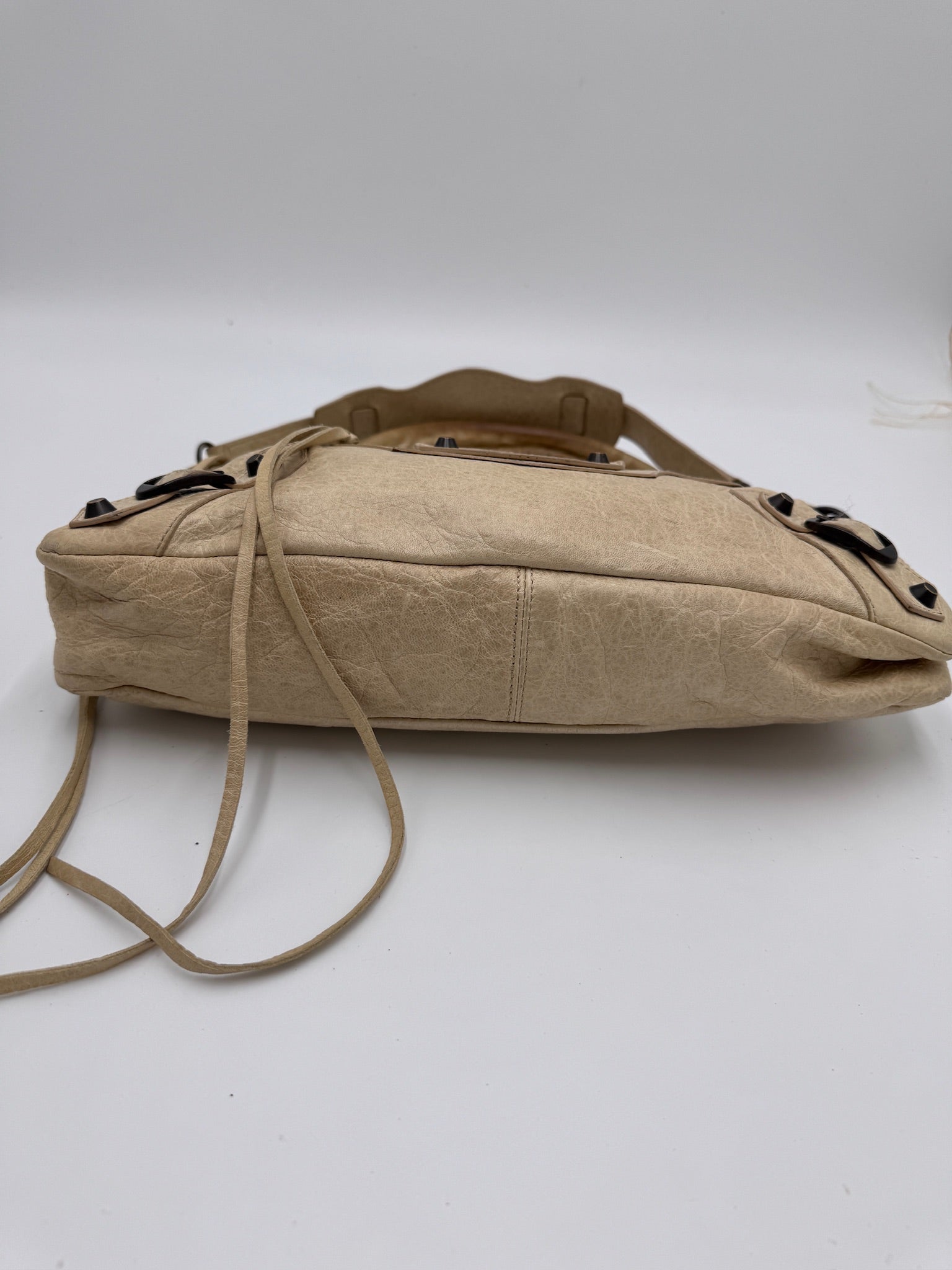 Bodenansicht der Beige Balenciaga First Handbag, Schultertasche-Design.
