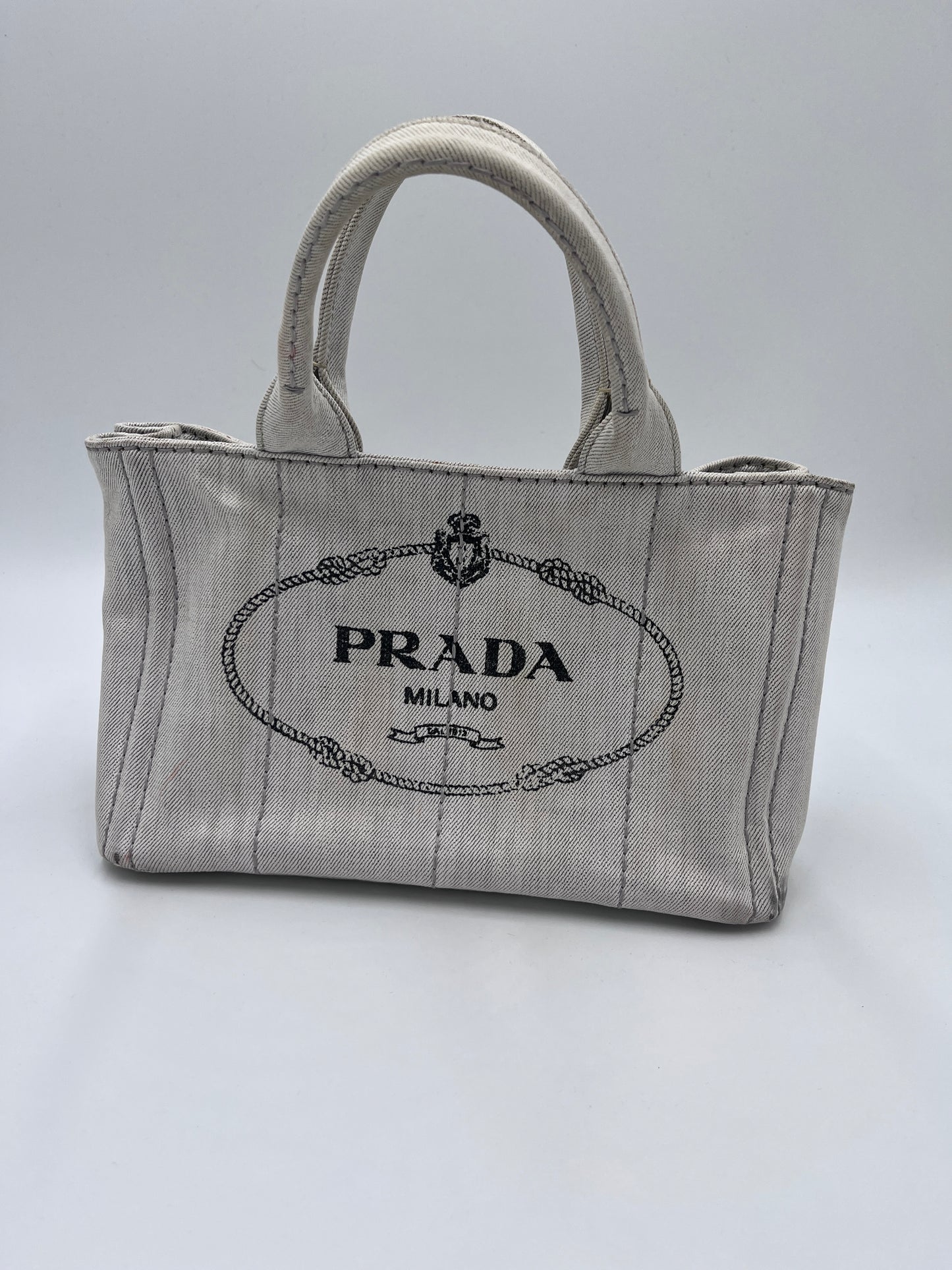 Komplette Ansicht der vintage Prada Canapa – luxuriöse Crossbody-Tasche in beige / creme.