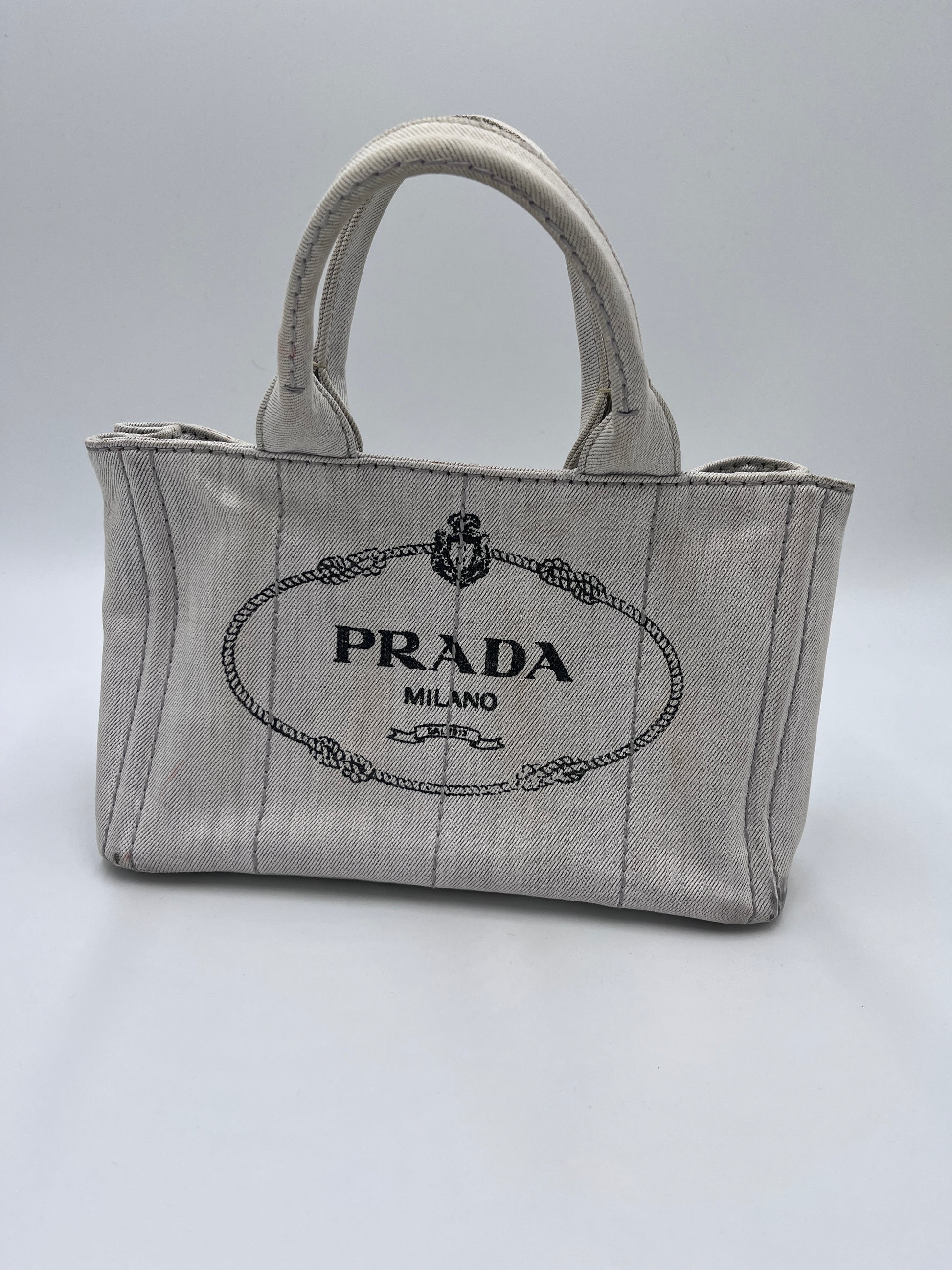 Komplette Ansicht der vintage Prada Canapa – luxuriöse Crossbody-Tasche in beige / creme.