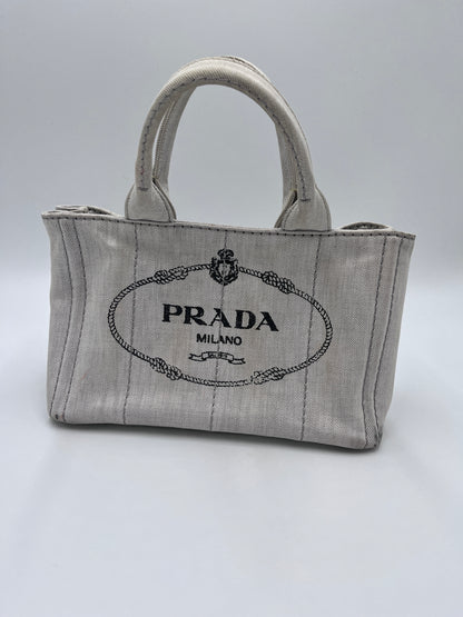 Komplette Ansicht der vintage Prada Canapa – luxuriöse Crossbody-Tasche in beige / creme.