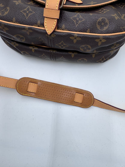Tragegriffe dieser monogram Louis Vuitton Saumur 30 in Crossbody-Form.