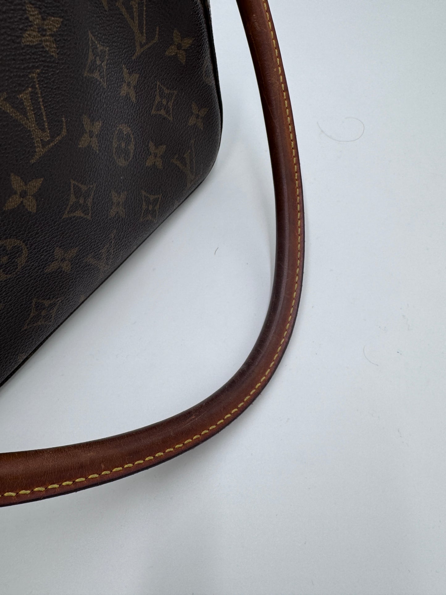 Tragegriffe dieser monogram Louis Vuitton Mini Looping in Schultertasche-Form.