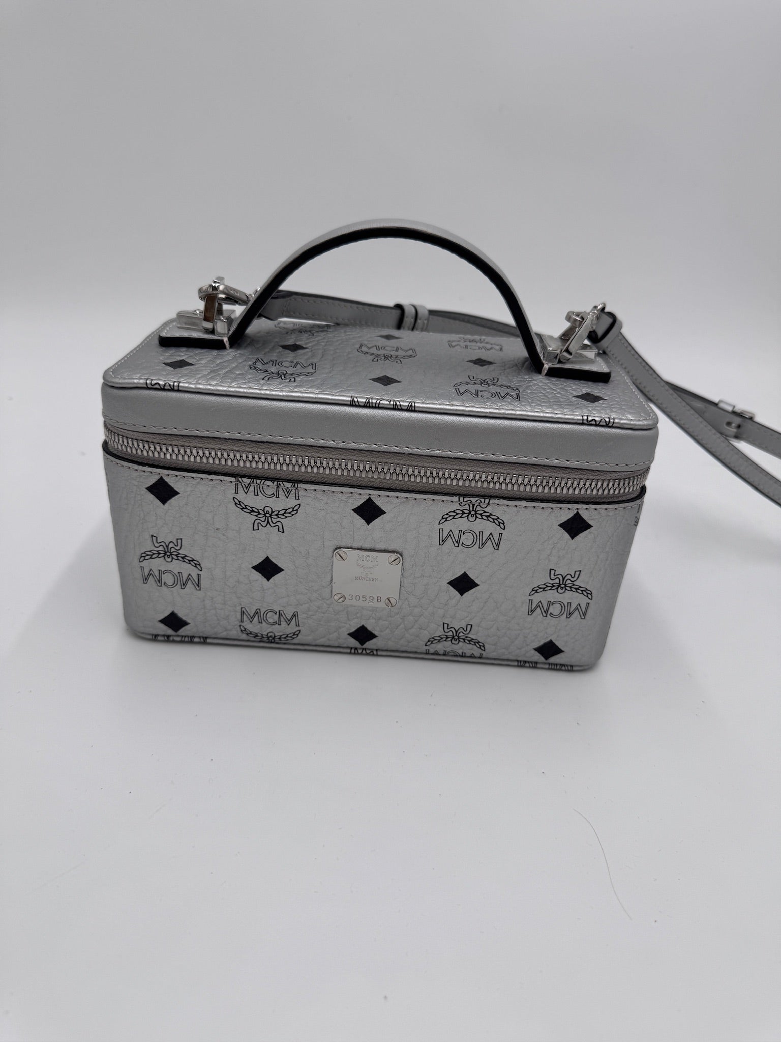 Komplette Ansicht der secondhand MCM – luxuriöse Crossbody-Tasche in Silber.