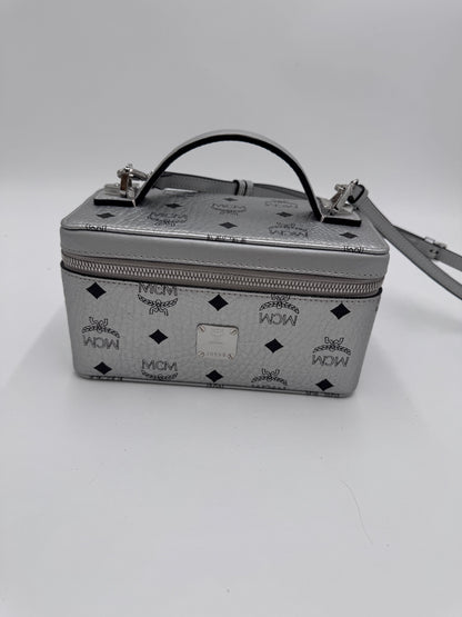 Komplette Ansicht der secondhand MCM – luxuriöse Crossbody-Tasche in Silber.