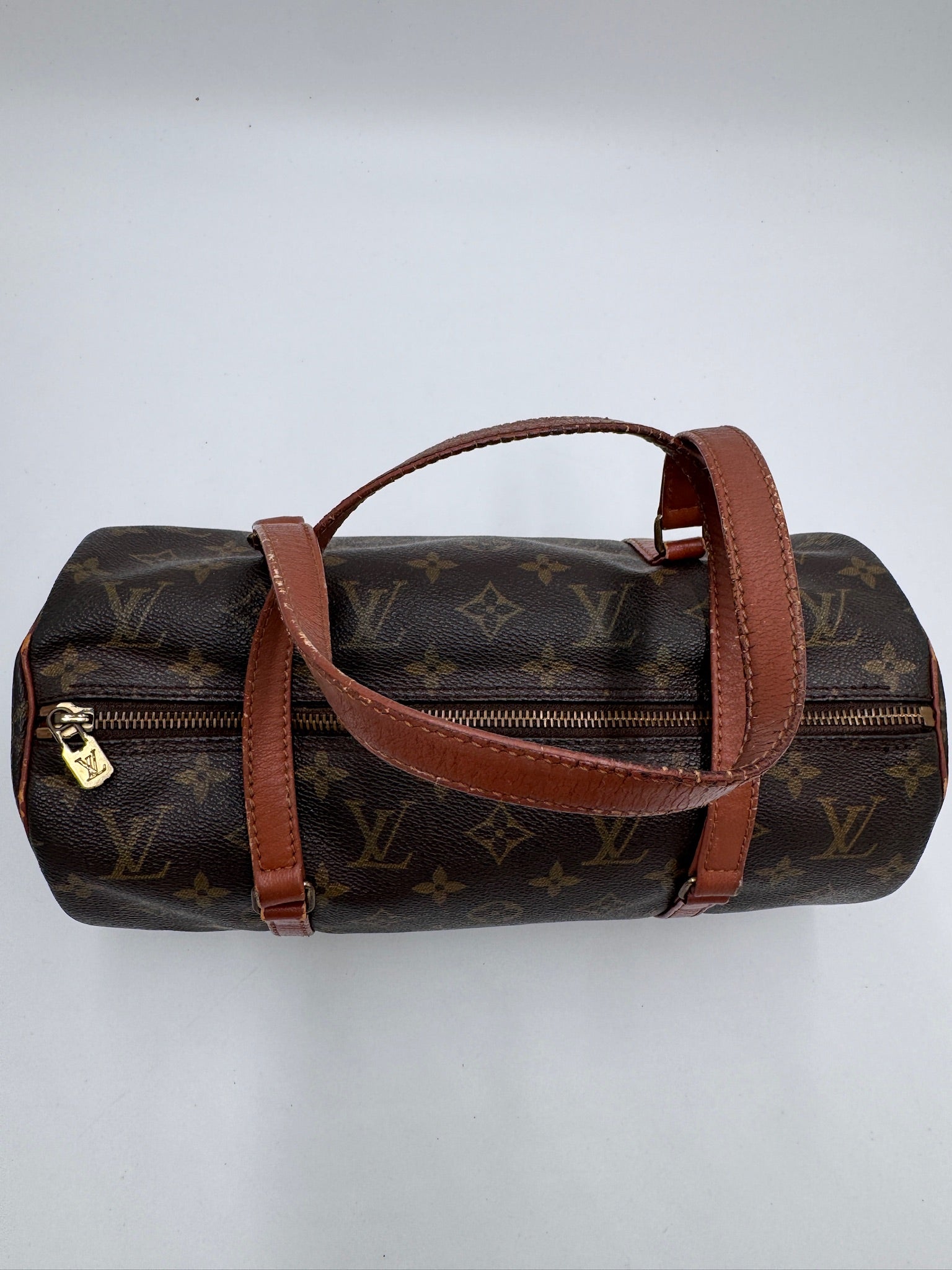 Detailaufnahme des Henkels der pre-owned Louis Vuitton Papillon 30 (Monogram).