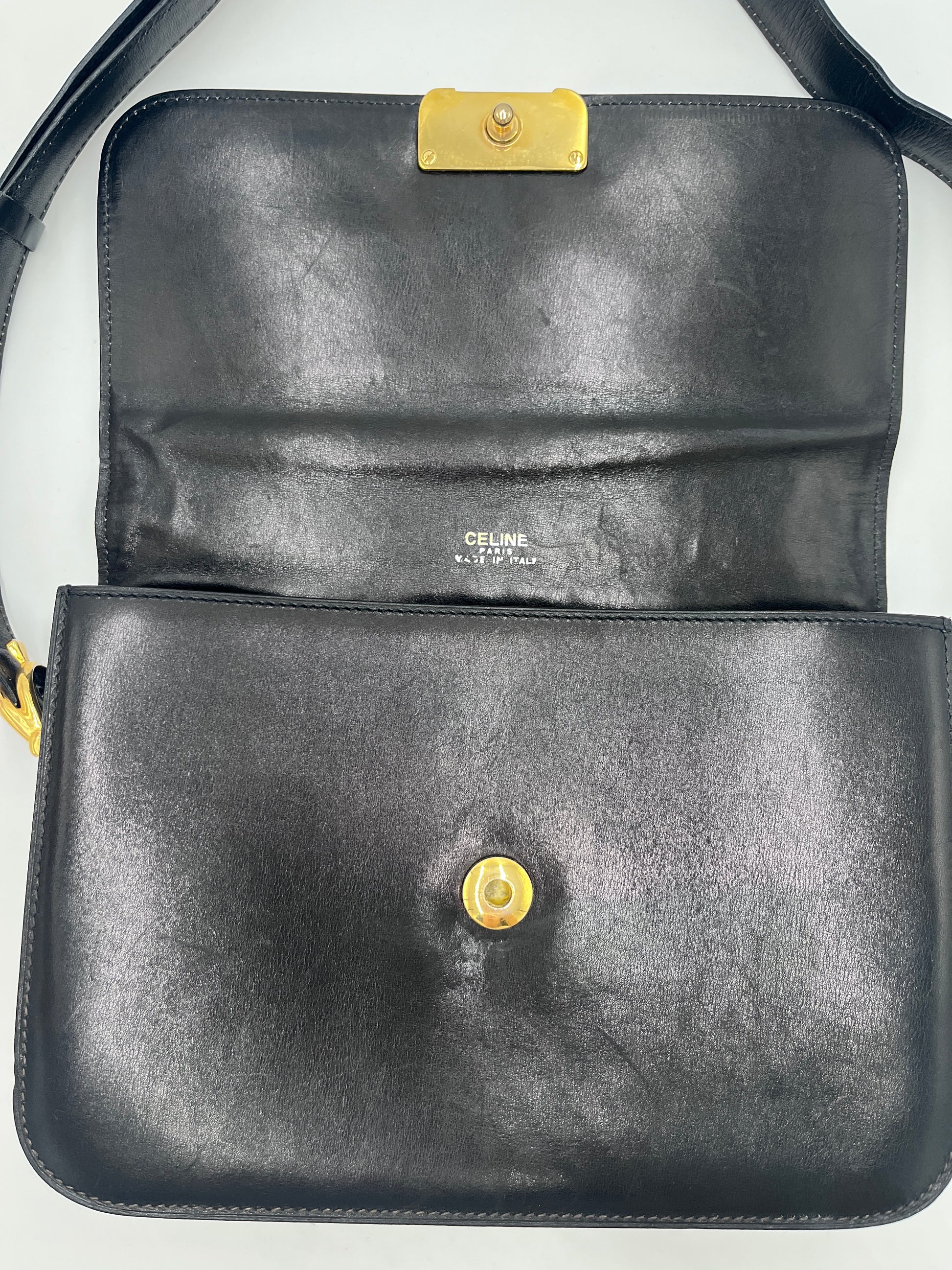 Hardware in gold der Celine Shoulder Bag