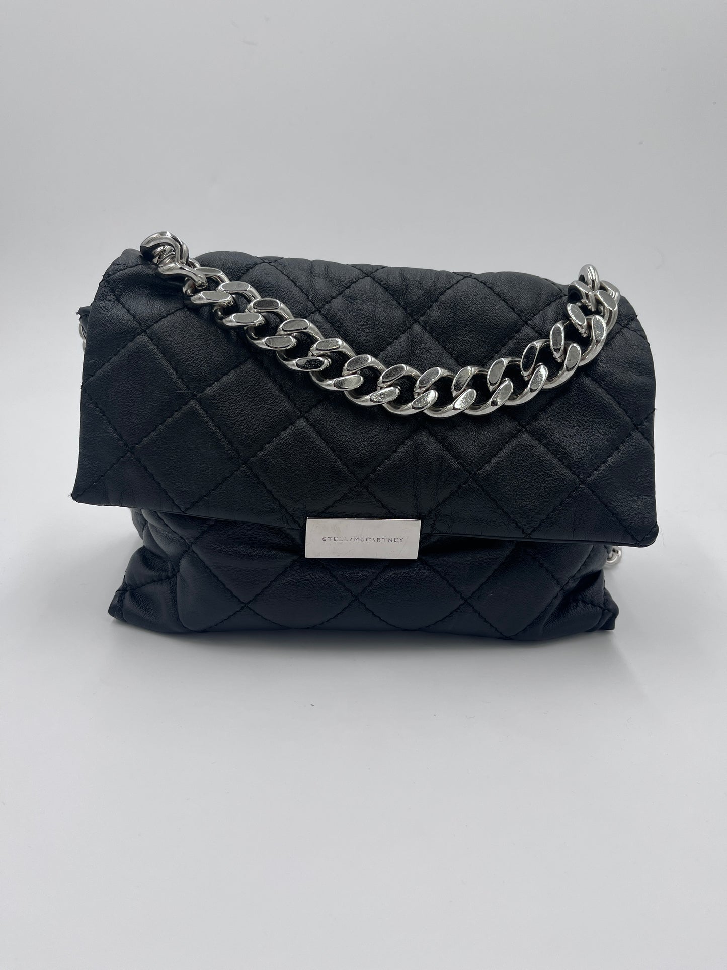 Gesamtdarstellung dieser stilvollen luxury secondhand Stella McCartney Crossbody (Allegra) (schwarz).