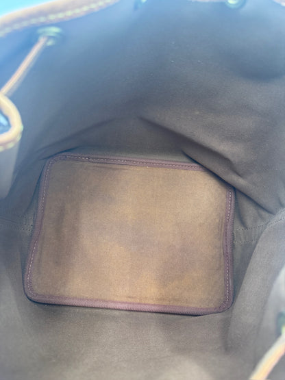 Innenraum dieser luxuriösen Louis Vuitton Petite Noe – Secondhand-Stil mit Klasse.