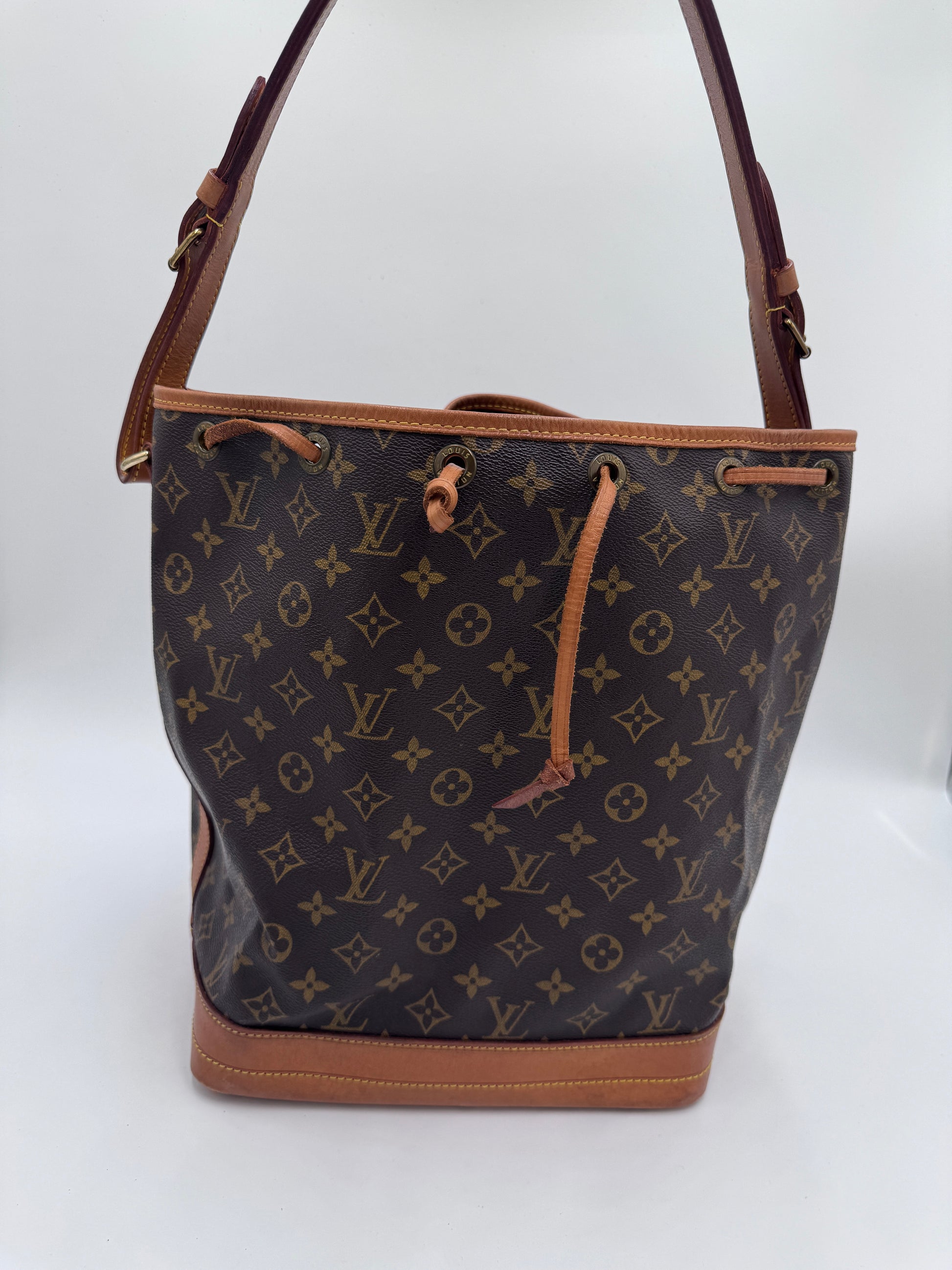 Gesamtdarstellung dieser stilvollen luxury secondhand Louis Vuitton Noe Grande (monogram).