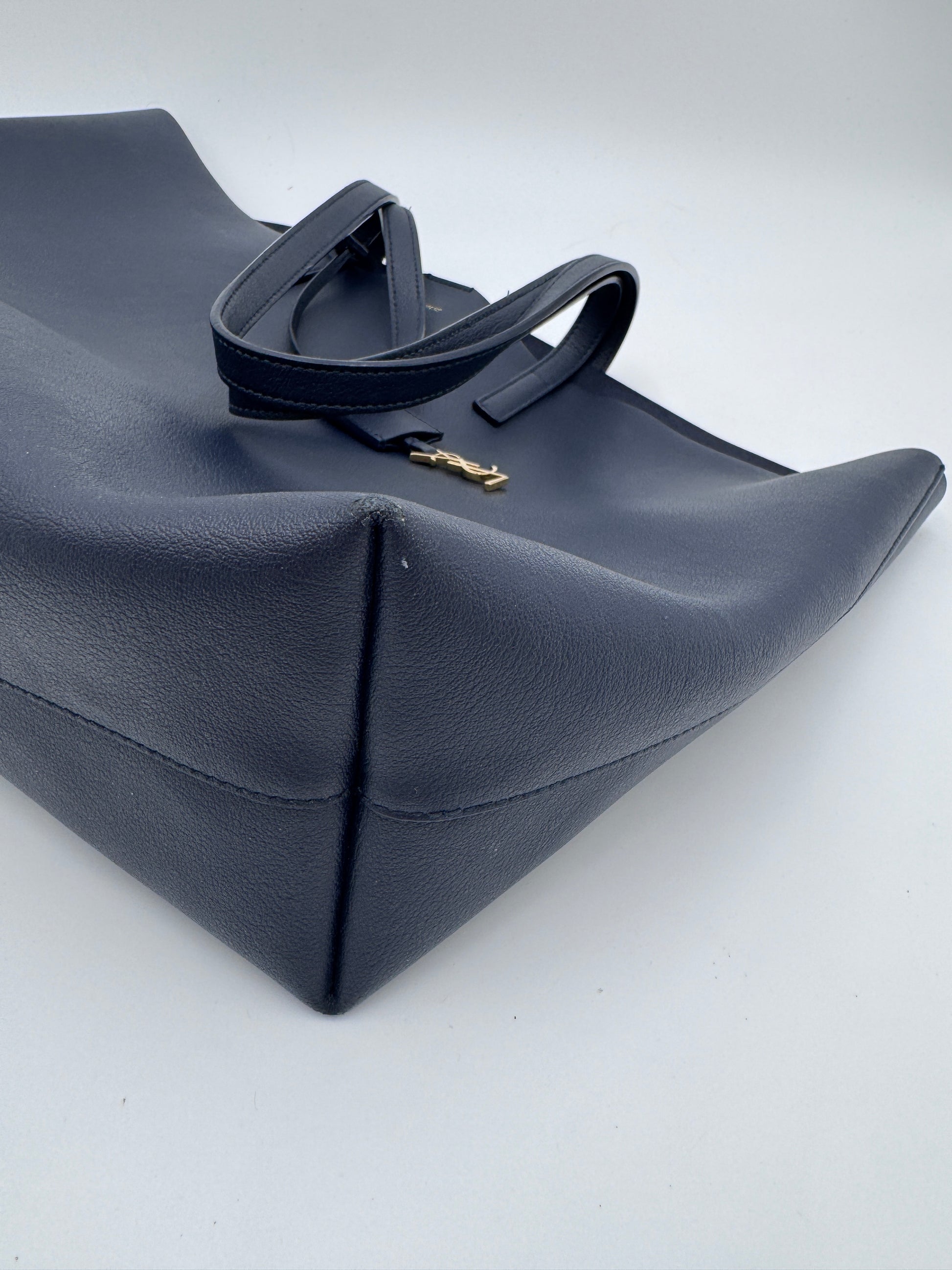Bodenansicht der schwarz Saint Laurent Shoulder Bag, Crossbody-Design.