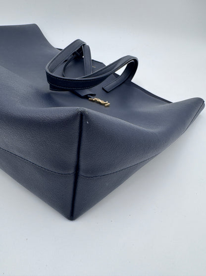 Bodenansicht der schwarz Saint Laurent Shoulder Bag, Crossbody-Design.