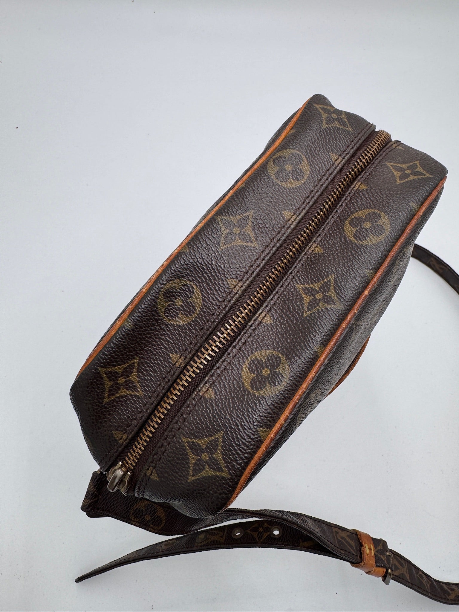 Hardware-Detailansicht der preloved Louis Vuitton Danube (Crossbody Festival) – glänzend in Szene gesetzt.