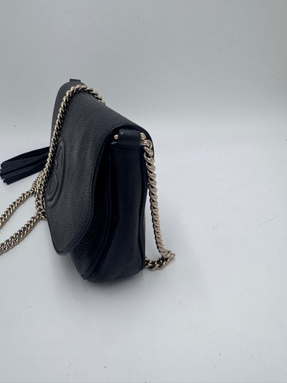 Seitliche Perspektive der luxury secondhand Gucci Crossbody, betont das elegante Profil.