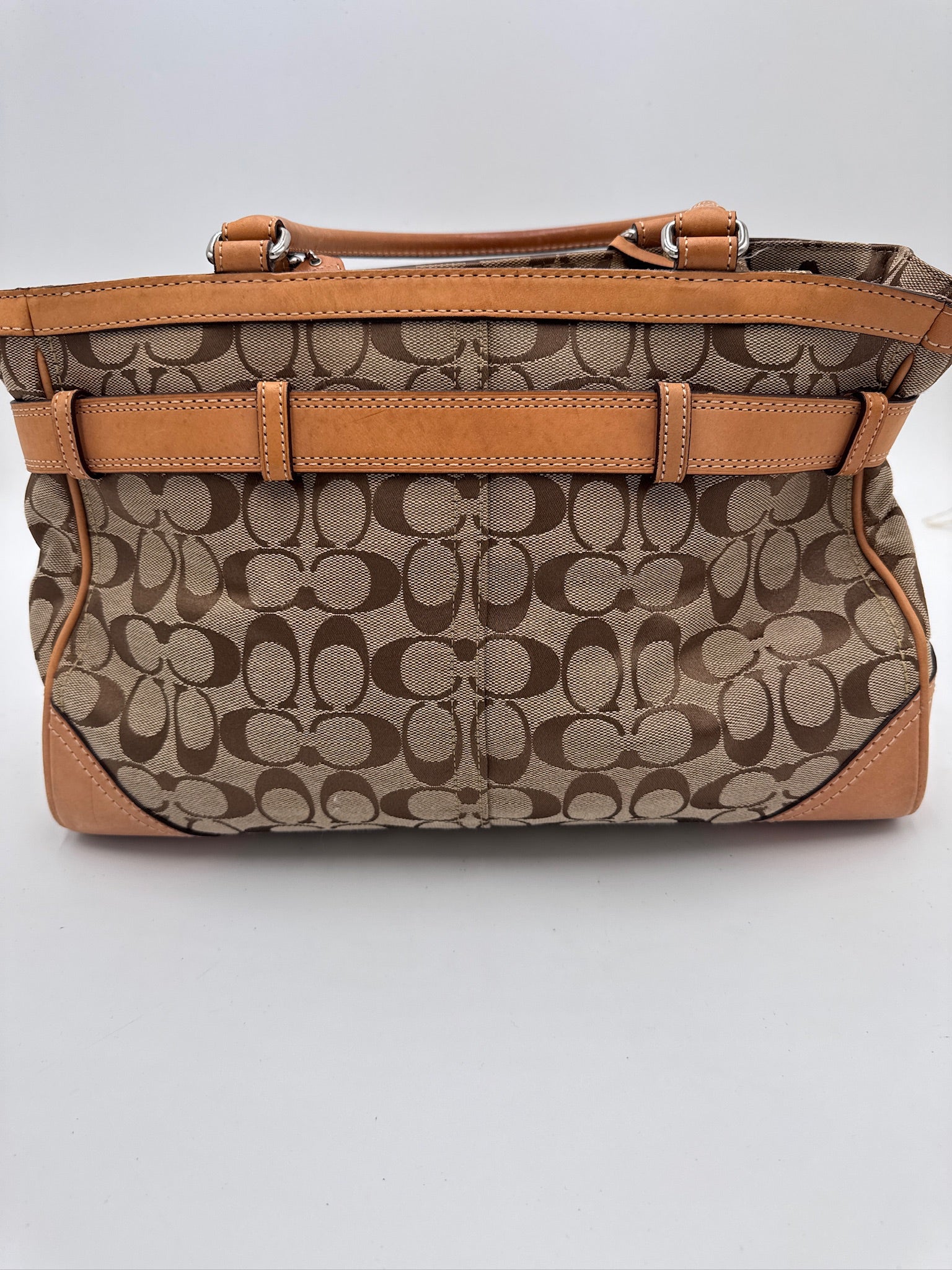 Hintere Perspektive dieser pre-owned Coach Shoulder Bag in Gelb.