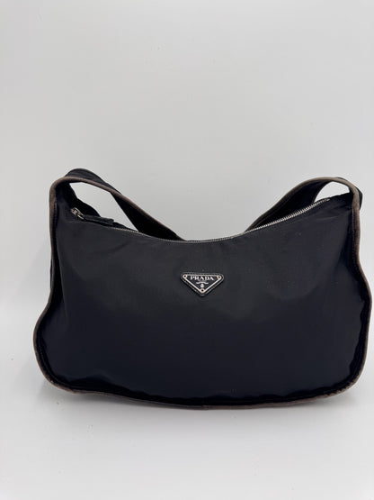Komplette Ansicht der vintage Prada One Shoulder Nylon – luxuriöse Schultertasche-Tasche in Schwarz.