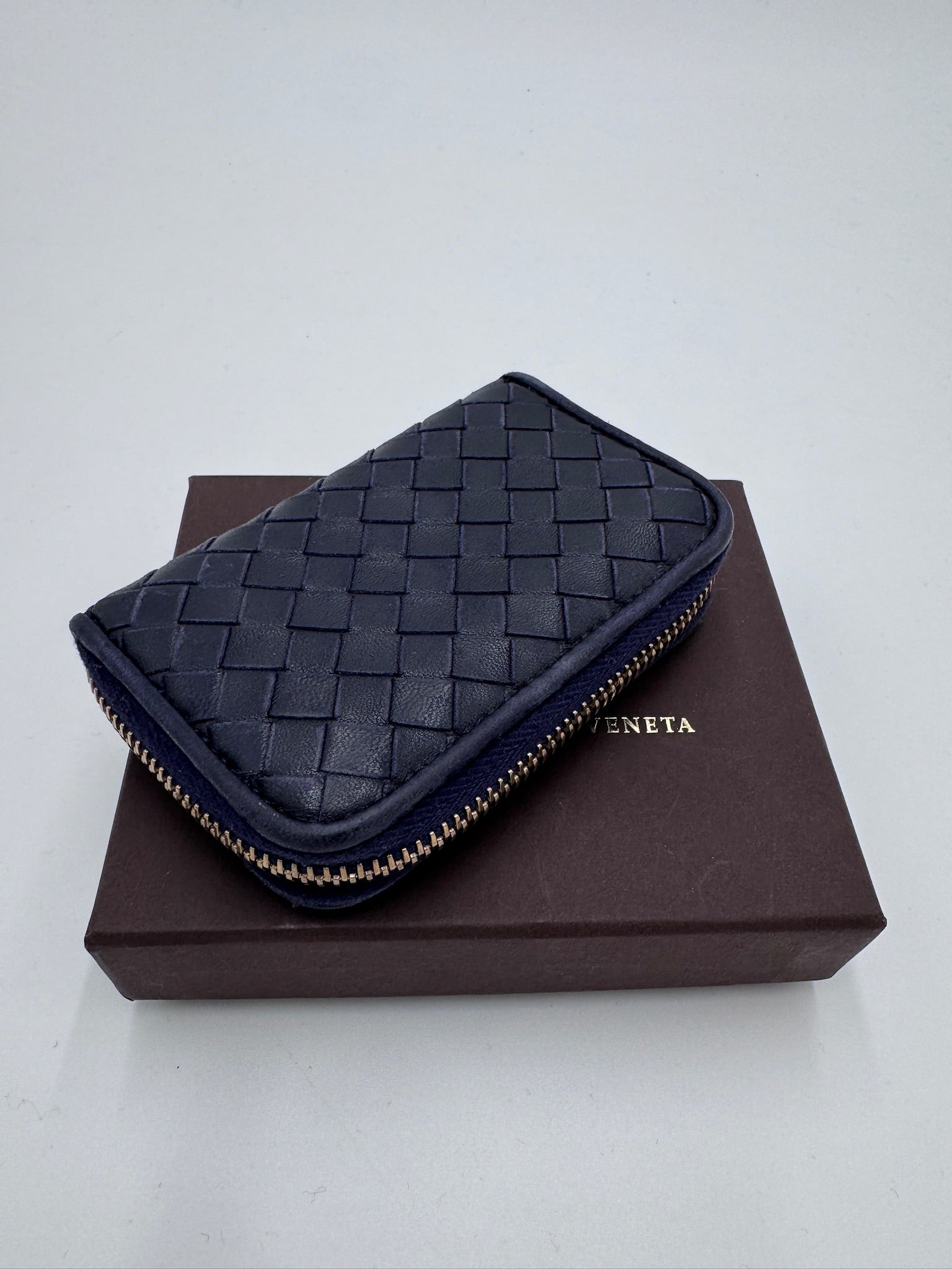 Seitliche Ansicht des Bottega Veneta Zip-around Wallet / Portemonnaie, Details des Leders