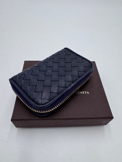 Seitliche Ansicht des Bottega Veneta Zip-around Wallet / Portemonnaie, Details des Leders