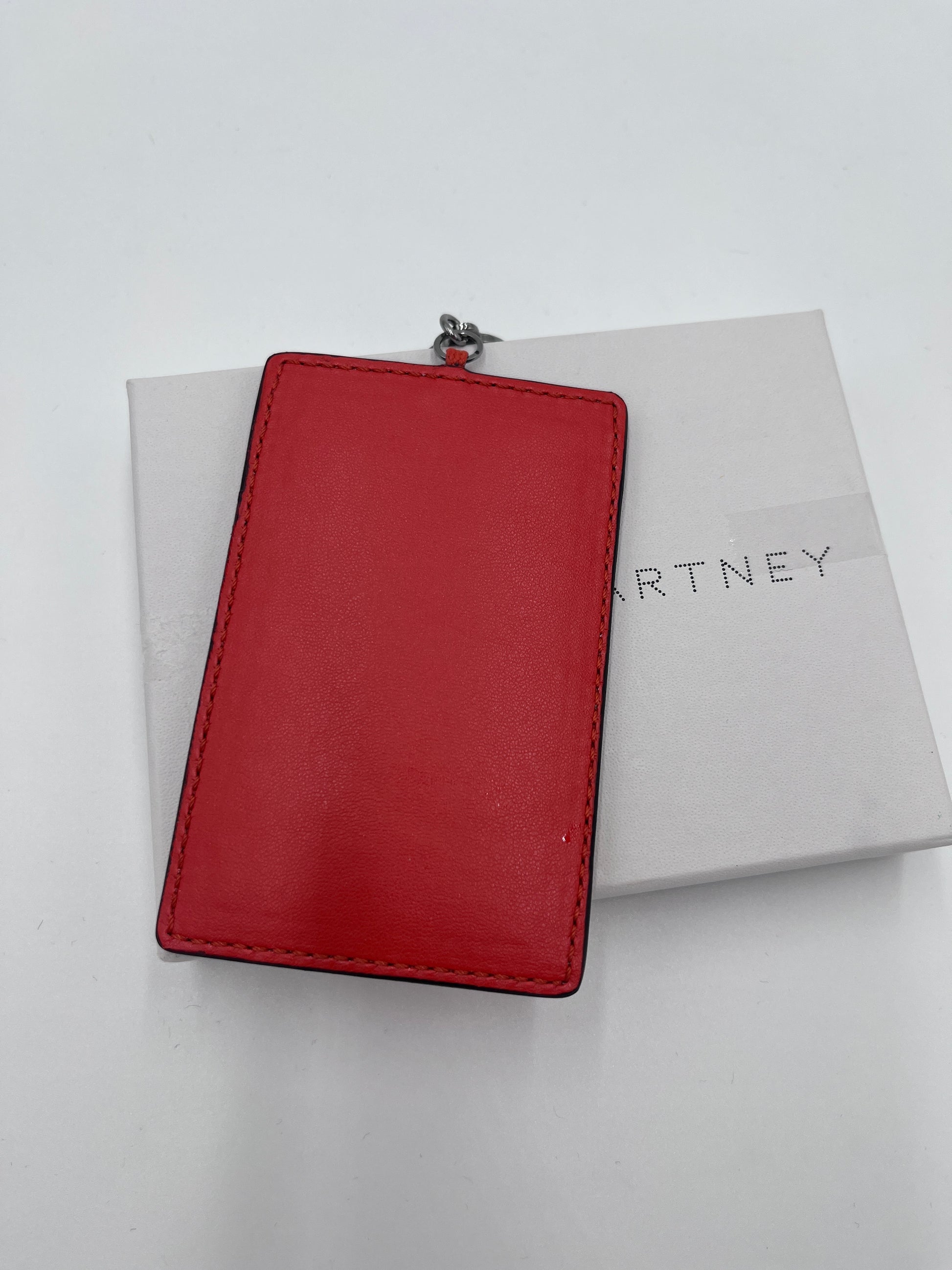 Detailansicht des Rückteils der Stella McCartney Kartenetui (rot).