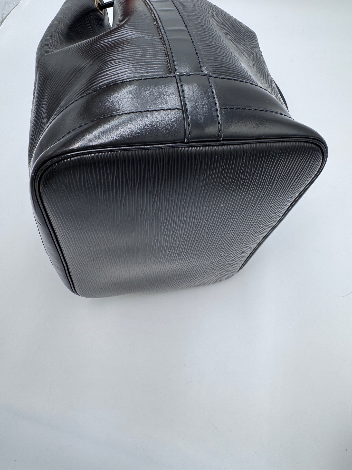Unterseite dieser vintage Louis Vuitton Grande Noe mit edlem Look in schwarz.