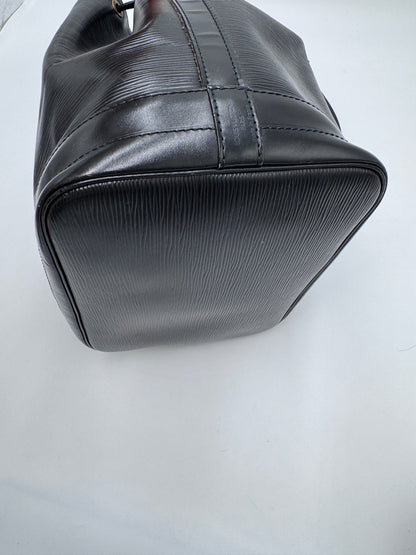 Unterseite dieser vintage Louis Vuitton Grande Noe mit edlem Look in schwarz.