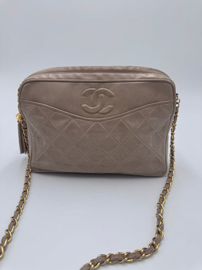 Gesamtdarstellung dieser stilvollen vintage Chanel Vintage Camera Bag (beige / creme).