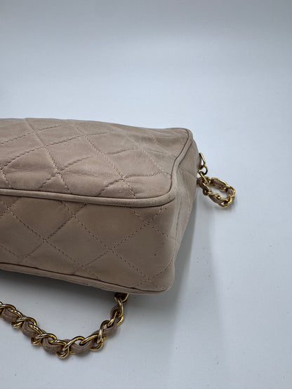 Unterseite dieser preloved Chanel Vintage Camera Bag mit edlem Look in beige / creme.