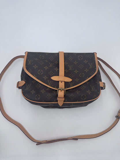 Gesamtdarstellung dieser stilvollen pre-owned Louis Vuitton Saumur 30 (monogram).