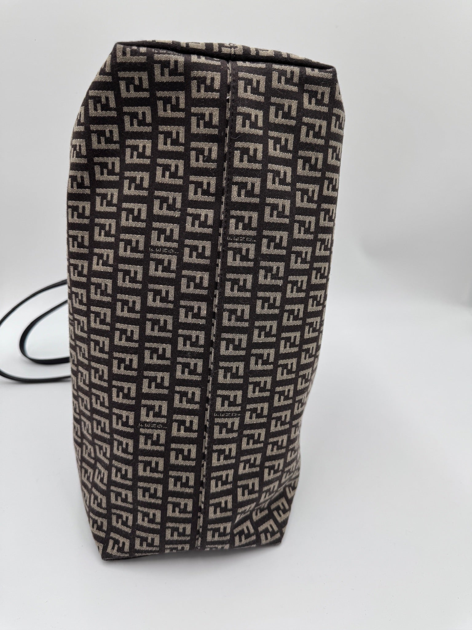 Unterseite dieser preloved Fendi Shopper mit edlem Look in braun.