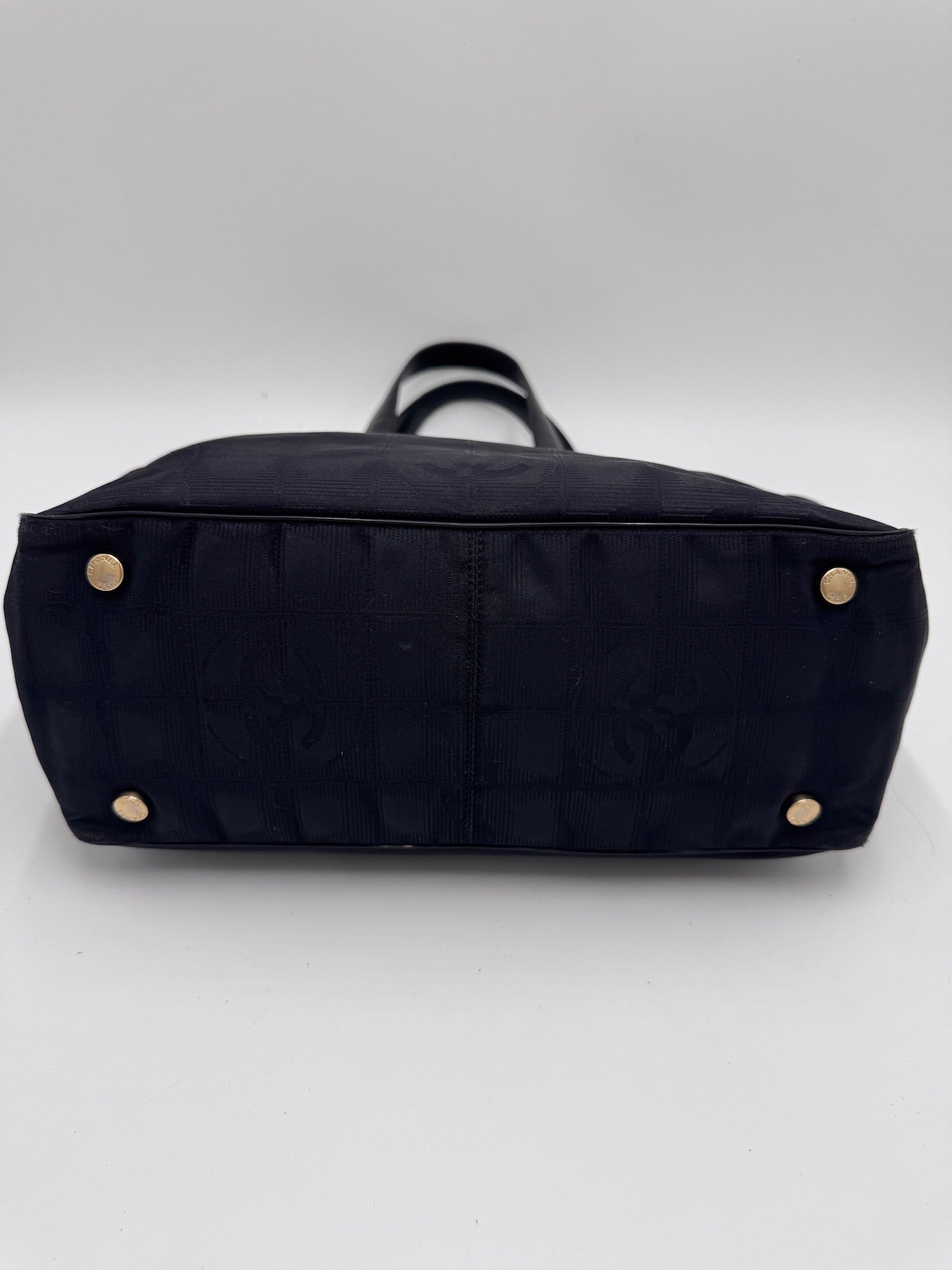 Taschenboden der secondhand Chanel Shopper Stoff – robuste Basis in Schwarz.