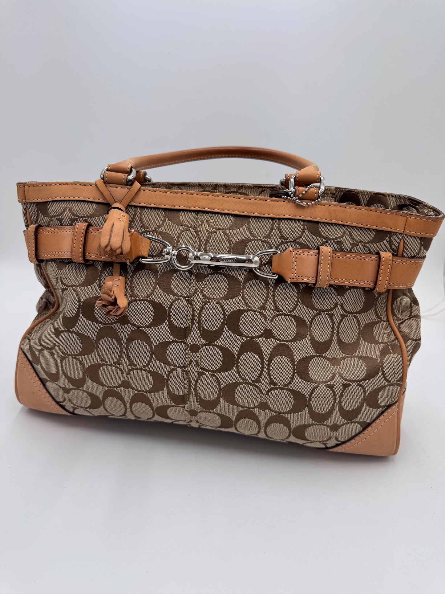 Komplette Ansicht der secondhand Coach Shoulder Bag – luxuriöse Schultertasche-Tasche in Gelb.