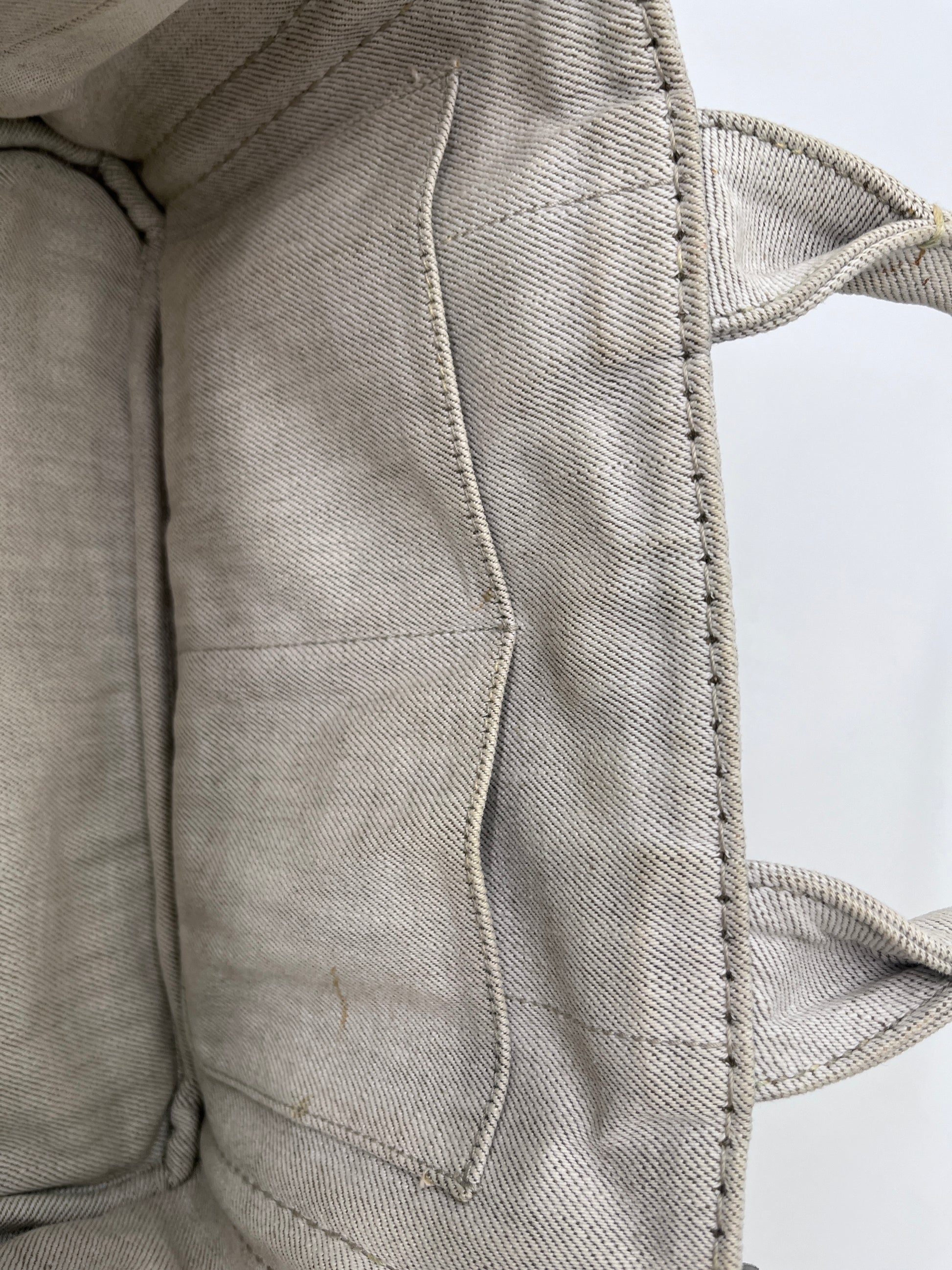 Innenansicht der pre-owned Prada Canapa in beige / creme – organisiert und stilvoll.