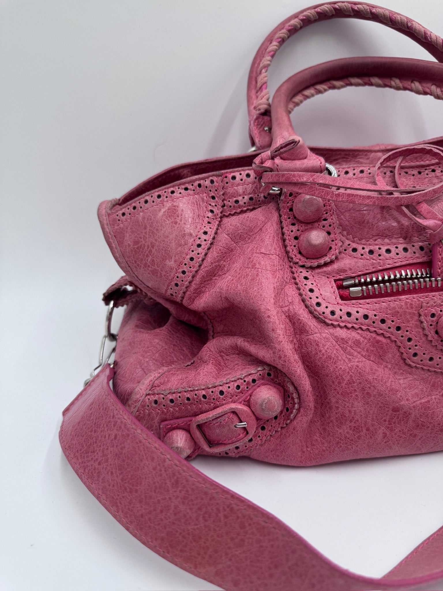 Linke Seitliche Ansicht der Balenciaga The City Schultertasche, Details des schwarzen Leders