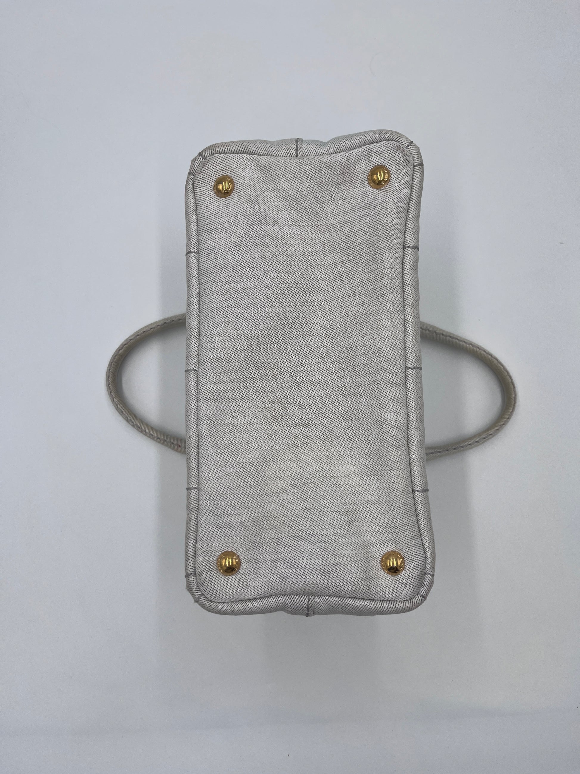 Bodenansicht der beige / creme Prada Canapa, Crossbody-Design.