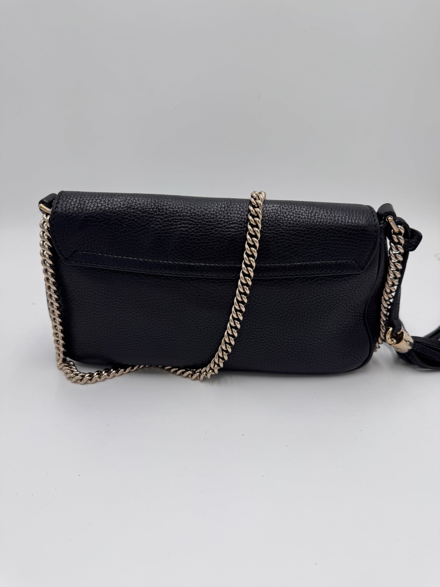 Hintere Perspektive dieser vintage Gucci Crossbody in Schwarz.