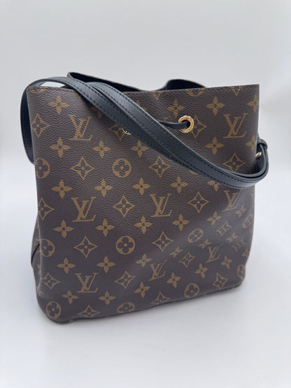 Hintere Perspektive dieser pre-owned Louis Vuitton NeoNoe in monogram.