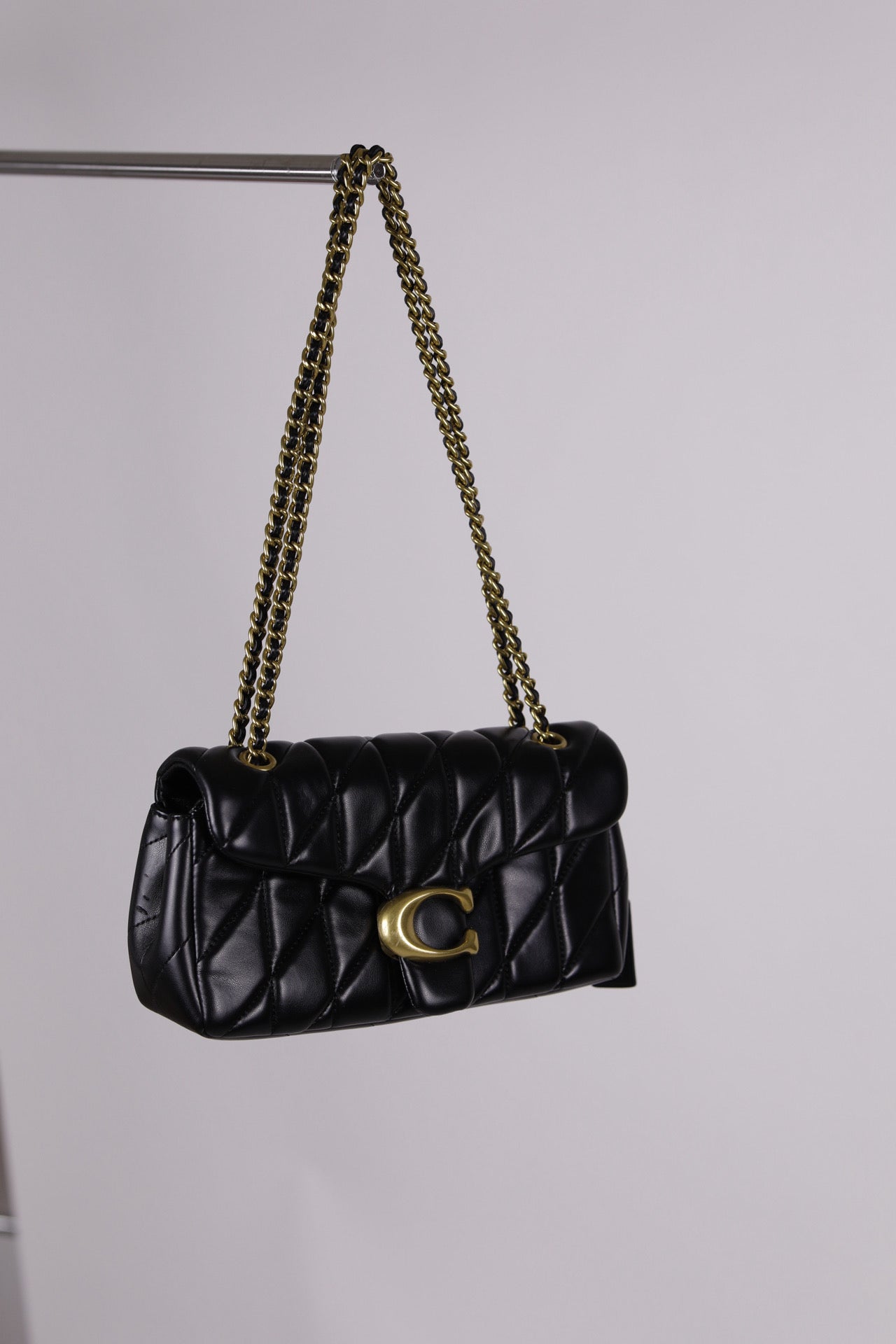 Hauptansicht der Schwarz secondhand Coach Pillow Tabby – elegantes Statement-Piece.