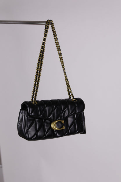 Hauptansicht der Schwarz secondhand Coach Pillow Tabby – elegantes Statement-Piece.