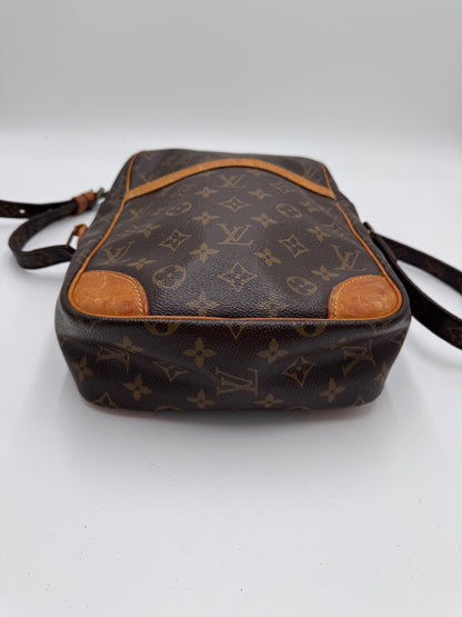 Bodenansicht der Monogram Louis Vuitton Danube (Crossbody Festival), Crossbody-Design.
