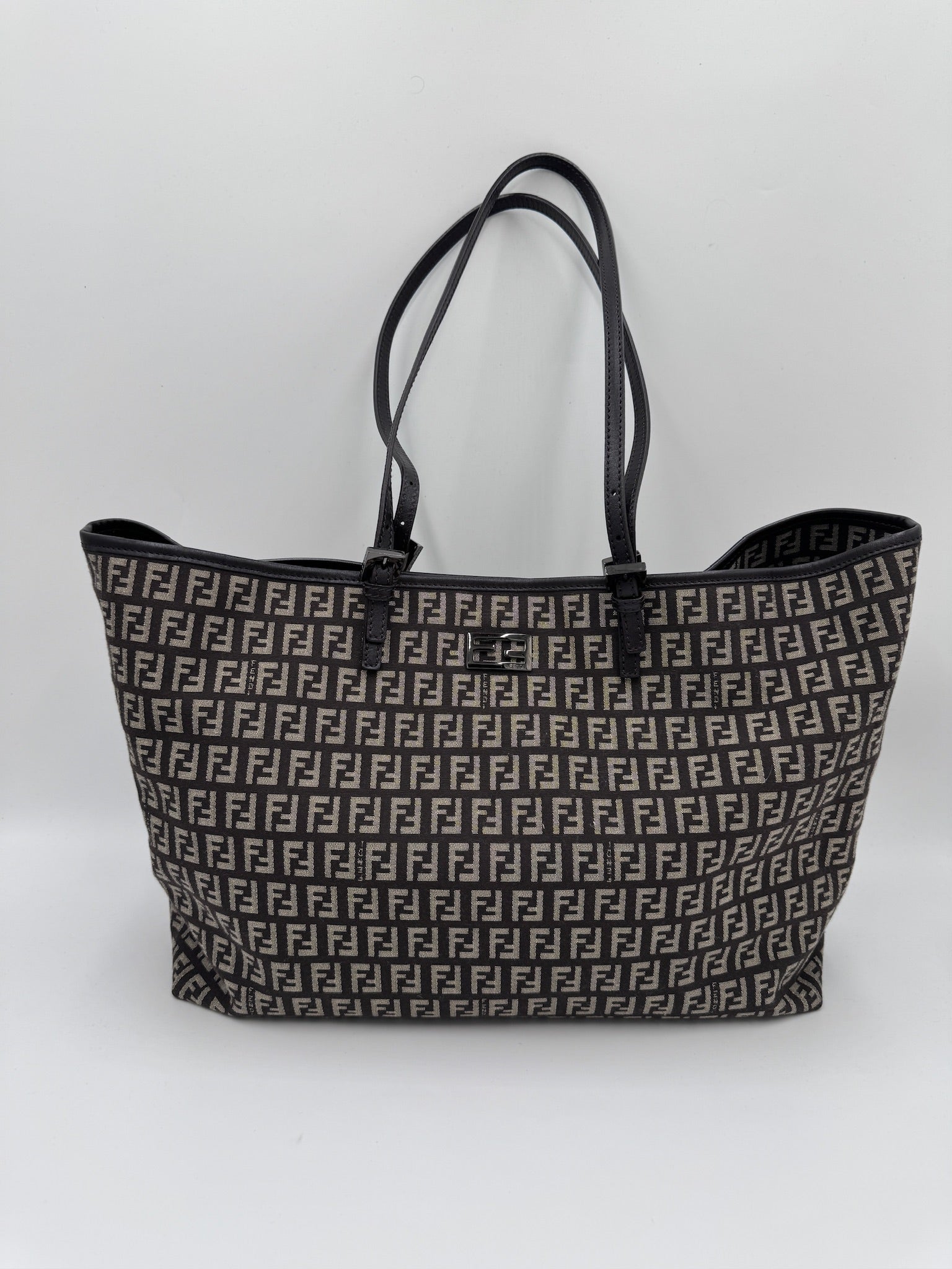 Gesamtansicht der braun secondhand Fendi Shopper in Größe Large.