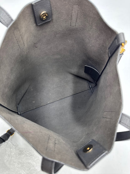 Innenansicht der pre-owned Saint Laurent Shopper Grey in Grau – organisiert und stilvoll.