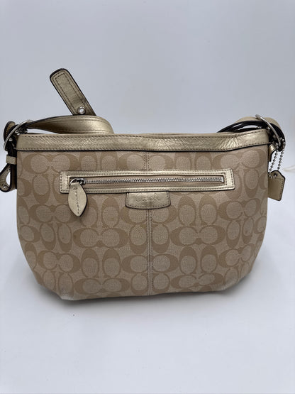 Gesamtansicht der Gold vintage Coach Shoulder Bag in Größe Medium.