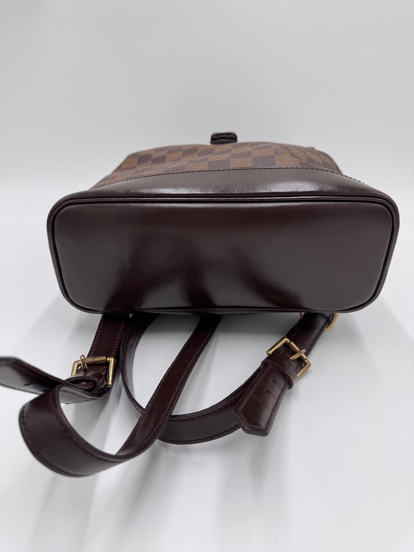 Unterseite dieser preloved Louis Vuitton Rucksack mit edlem Look in Braun.