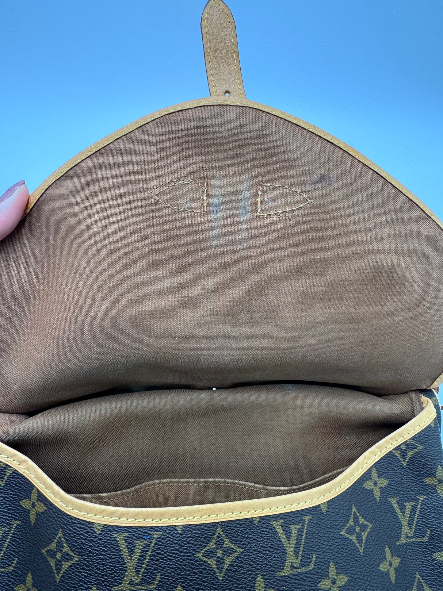 Deckel innen der vintage Louis Vuitton Saumur 30 in monogram – organisiert und stilvoll.