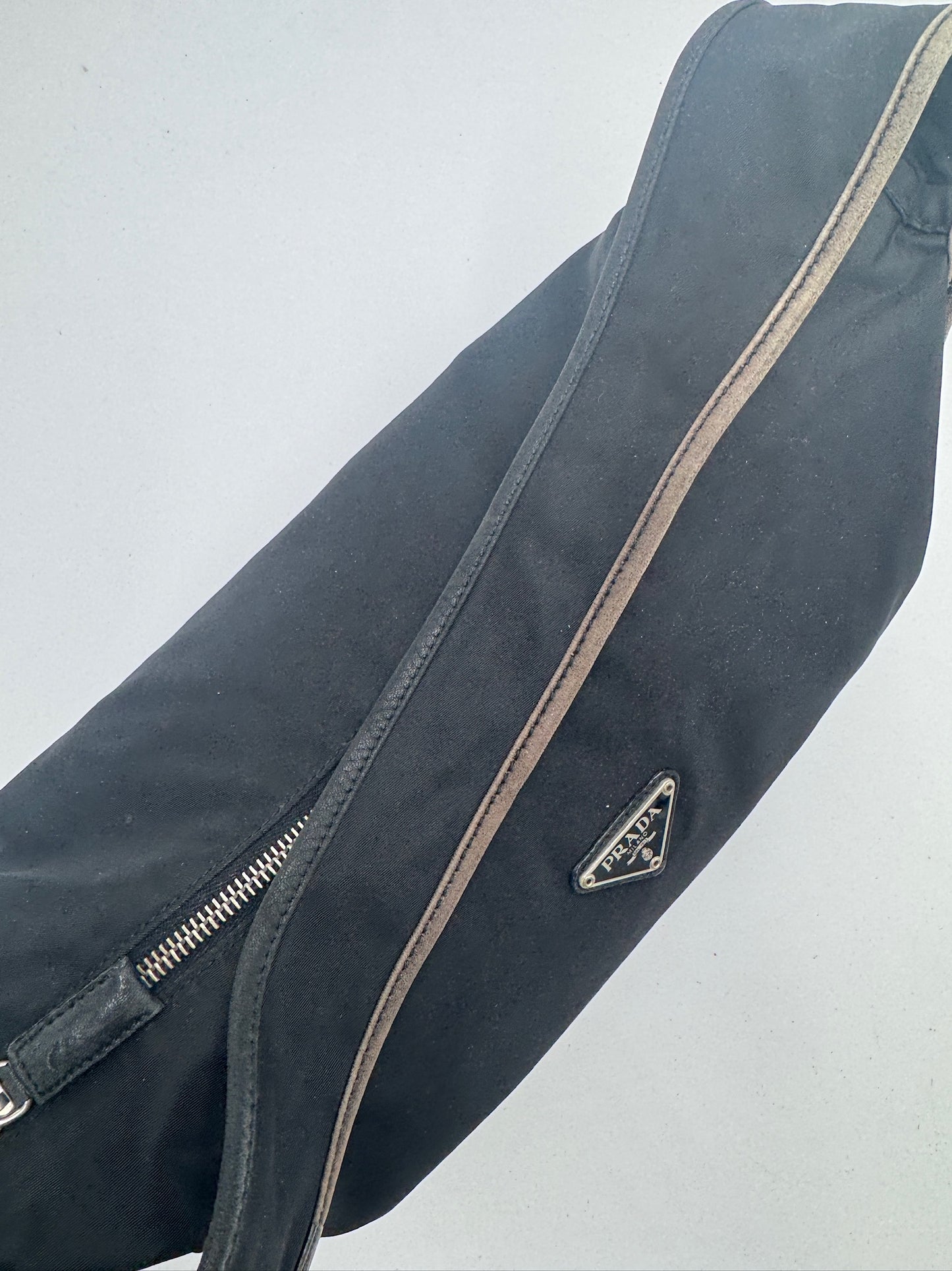 Detailaufnahme des Henkels der vintage Prada One Shoulder Nylon (Schwarz).
