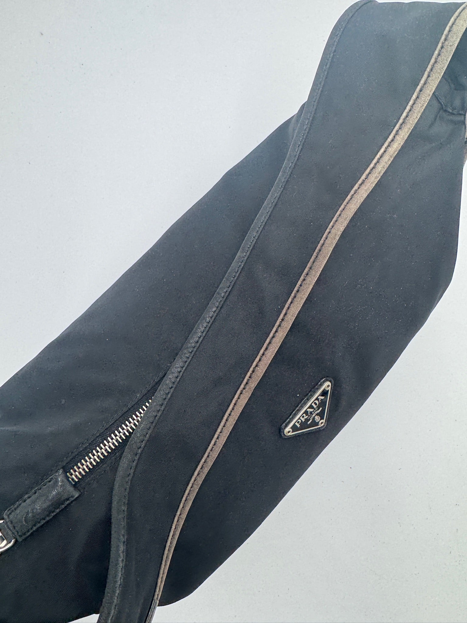 Detailaufnahme des Henkels der vintage Prada One Shoulder Nylon (Schwarz).