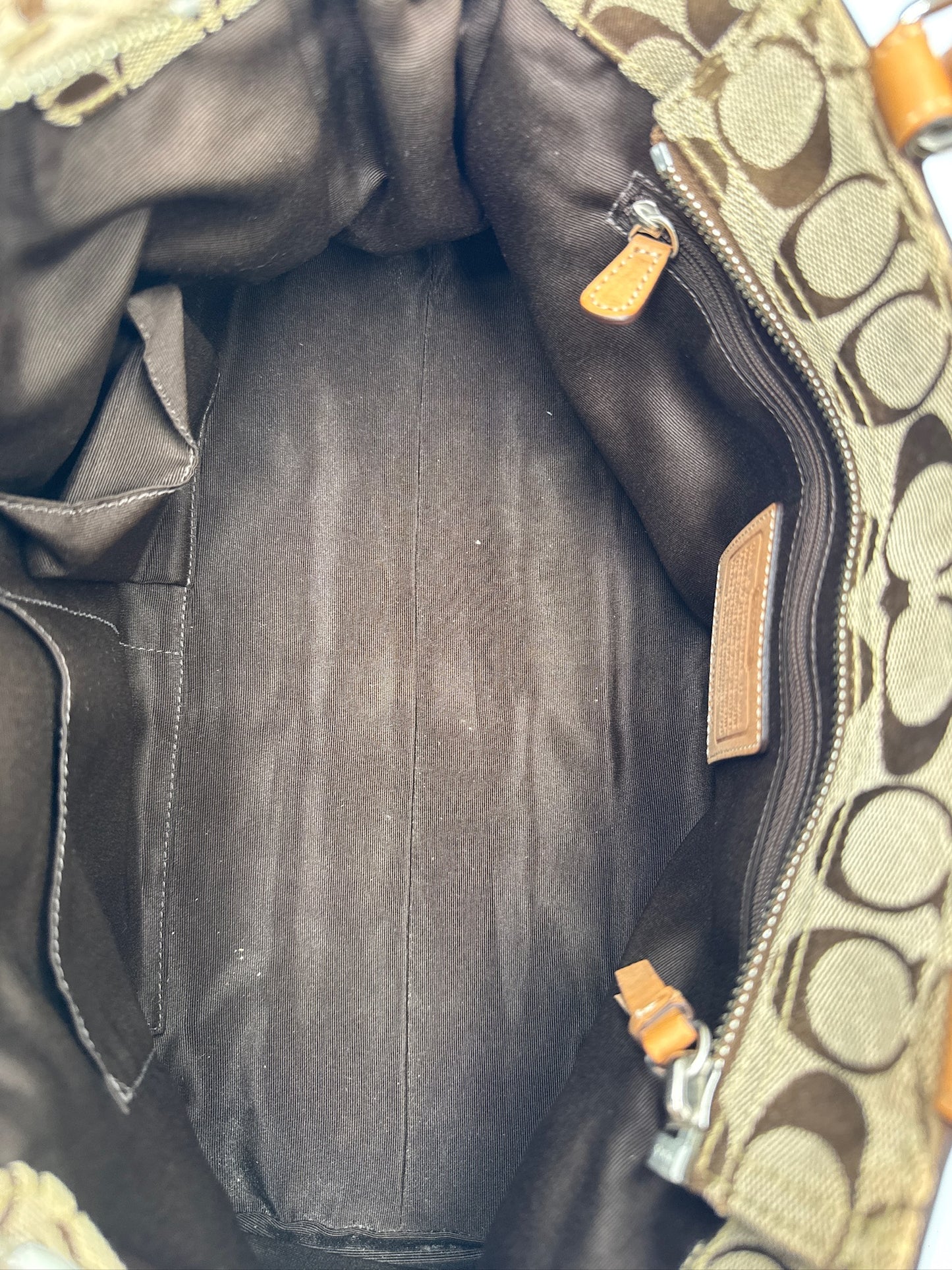 Innenraum dieser luxuriösen Coach Shoulder Bag – Secondhand-Stil mit Klasse.