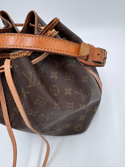 Hardware-Detailansicht der preloved Louis Vuitton Peite Noe – glänzend in Szene gesetzt.